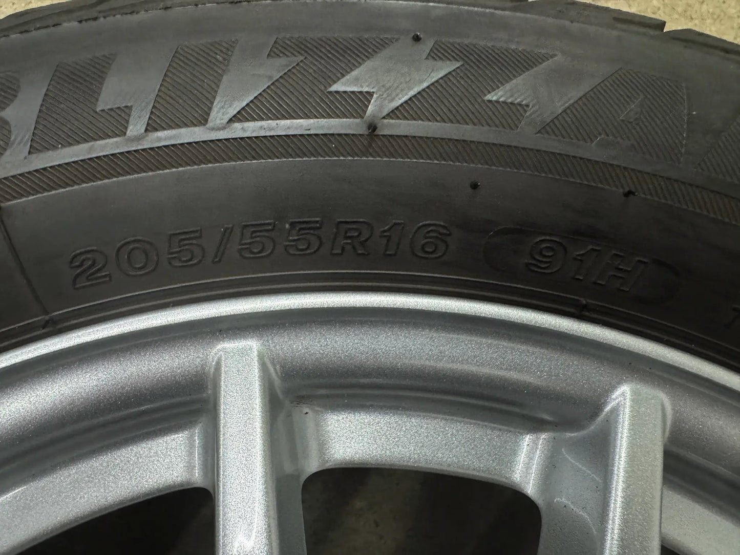 Original Mercedes A-Klasse W 176 B-Klasse W 242 W 246 CLA C 117 16 Zoll Winterräder Winterreifen Felgen A2464011302 Alufelgen 205/55 R16 91H MO M+S Silber 6,5x16 ET49 Winterradsatz