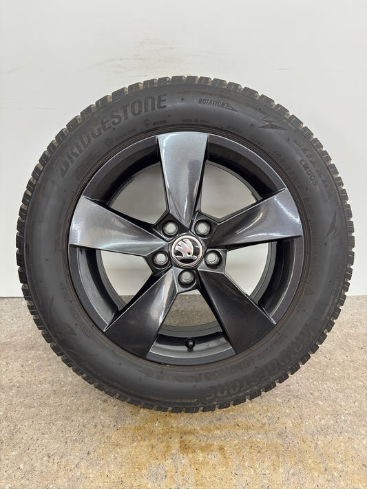 Original Skoda Fabia IV 4 PJ 15 Zoll Hadar Winterräder Winterreifen Felgen 6VA601025 Alufelgen Schwarz 185/65 R15 92T M+S Bridgestone Limousine Winterradsatz MwSt.