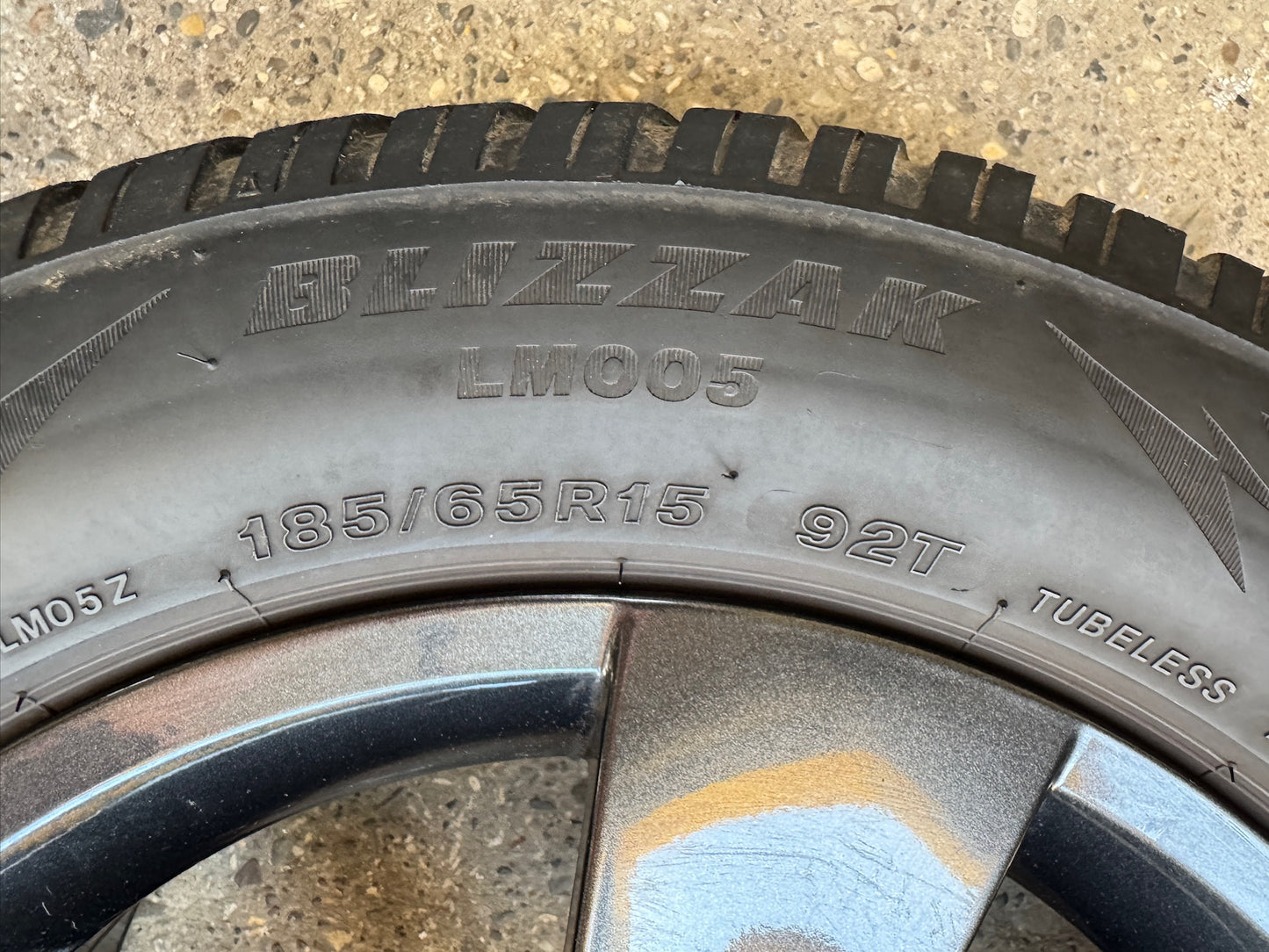 Original Skoda Fabia IV 4 PJ 15 Zoll Hadar Winterräder Winterreifen Felgen 6VA601025 Alufelgen Schwarz 185/65 R15 92T M+S Bridgestone Limousine Winterradsatz MwSt.