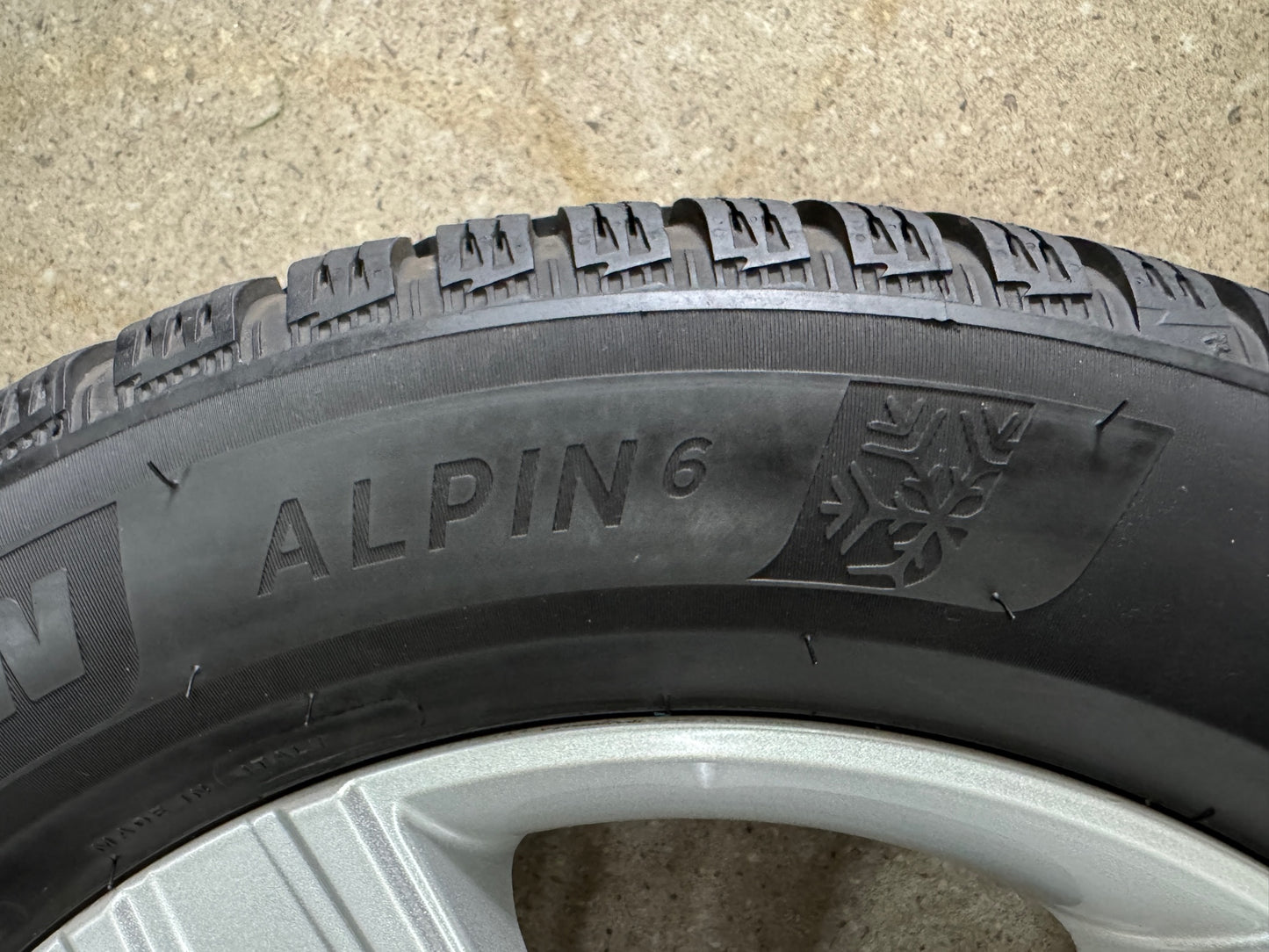 TOP 7,3 / 6,5mm VW Touran II 2 5T Skoda Yeti 5L 16 Zoll Winterräder Winterreifen Felgen Alufelgen KBA49303 Silber 215/60 R16 99H Michelin Alpin 6 Winterradsatz M+S