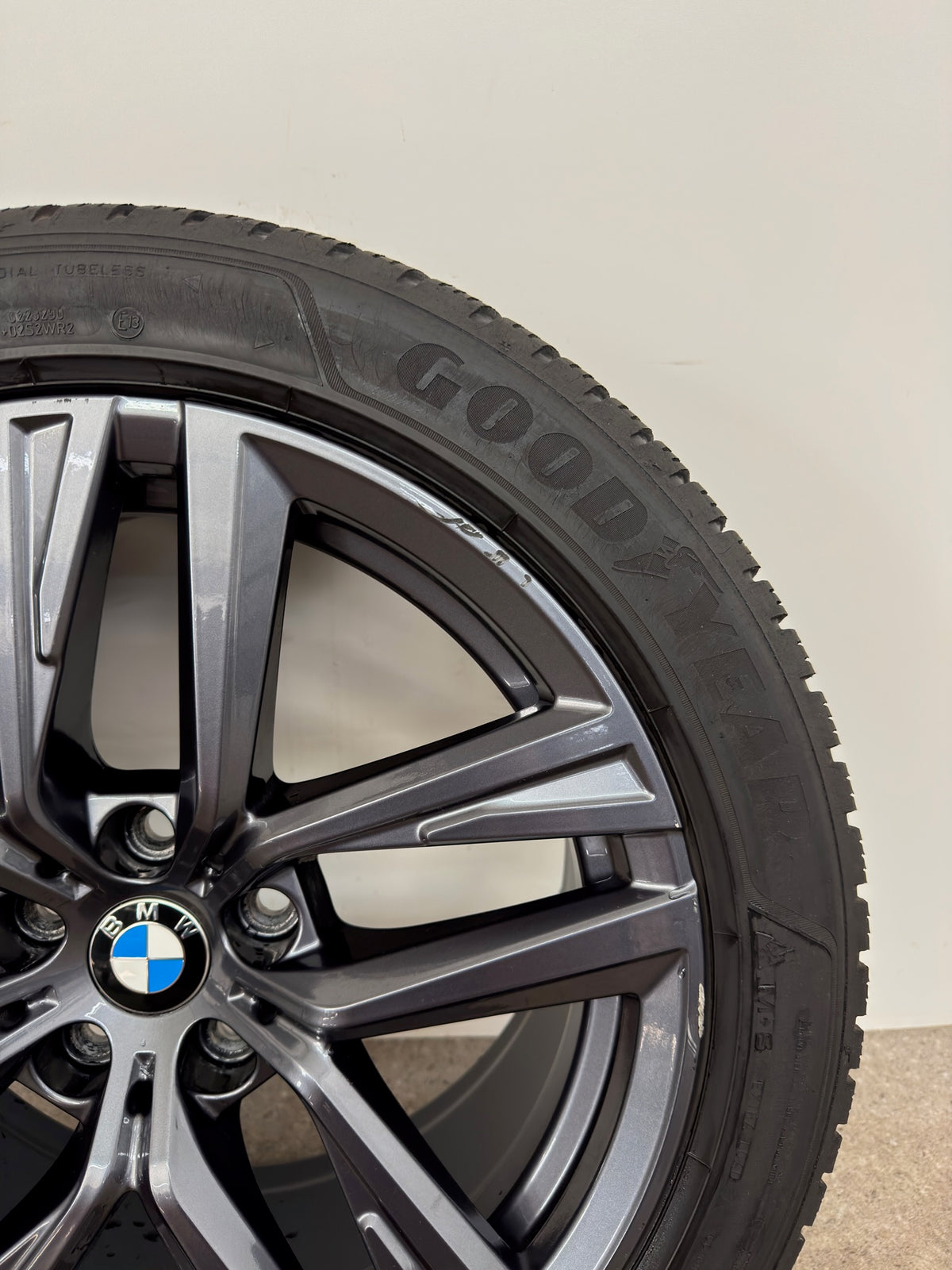 7 / 6mm Original BMW i4 G26 Gran Coupé 18 Zoll Sty. 853 Winterräder Winterreifen Felgen 6896768 5A1E212 Alufelgen 245/45 R18 100H M+S Styling Gunmetal Winterradsatz MwSt.