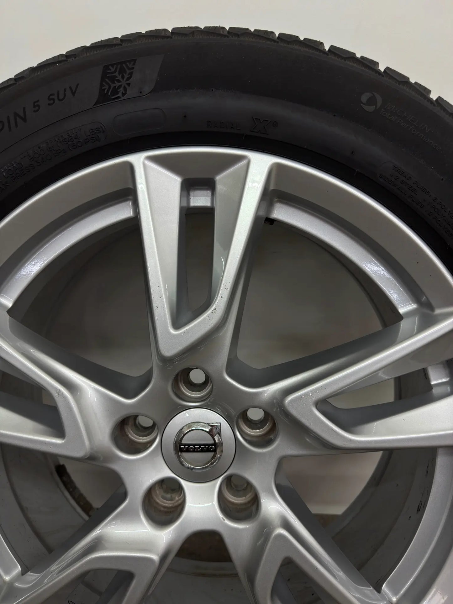 7,7 / 6,7mm Original Volvo XC40 X 536 S90 V90 Cross Country 18 Zoll Winterräder Winterrreifen Felgen 31362866 Alufelgen 235/55 R18 104H M+S SUV Silber Winterradsatz 5x108 7,5x18 ET50,5