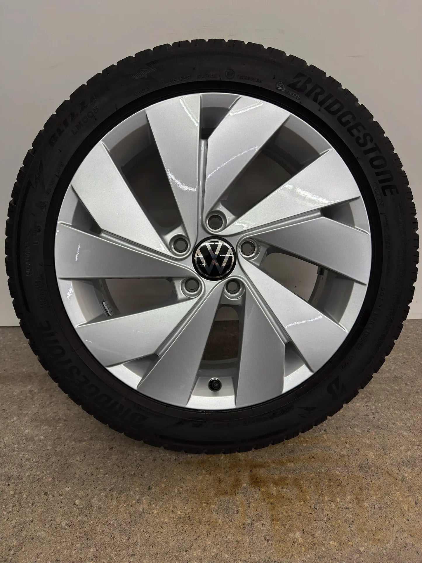 DOT22 Original VW Golf VIII 8 5H CD 17 Zoll Belmont Nottingham Winterräder Winterreifen Felgen 5H0601025B Alufelgen 205/55 R17 Bridgestone 6,5x17 ET46 5x112 GTI GTE R-Line Silber Radsatz