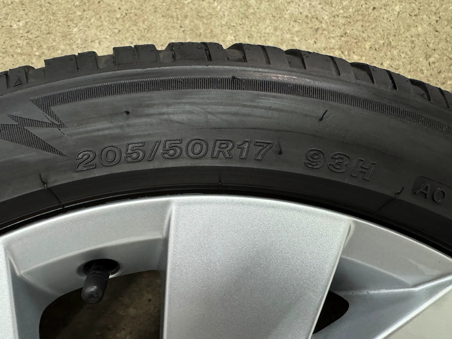 DOT22 Original VW Golf VIII 8 5H CD 17 Zoll Belmont Nottingham Winterräder Winterreifen Felgen 5H0601025B Alufelgen 205/55 R17 Bridgestone 6,5x17 ET46 5x112 GTI GTE R-Line Silber Radsatz