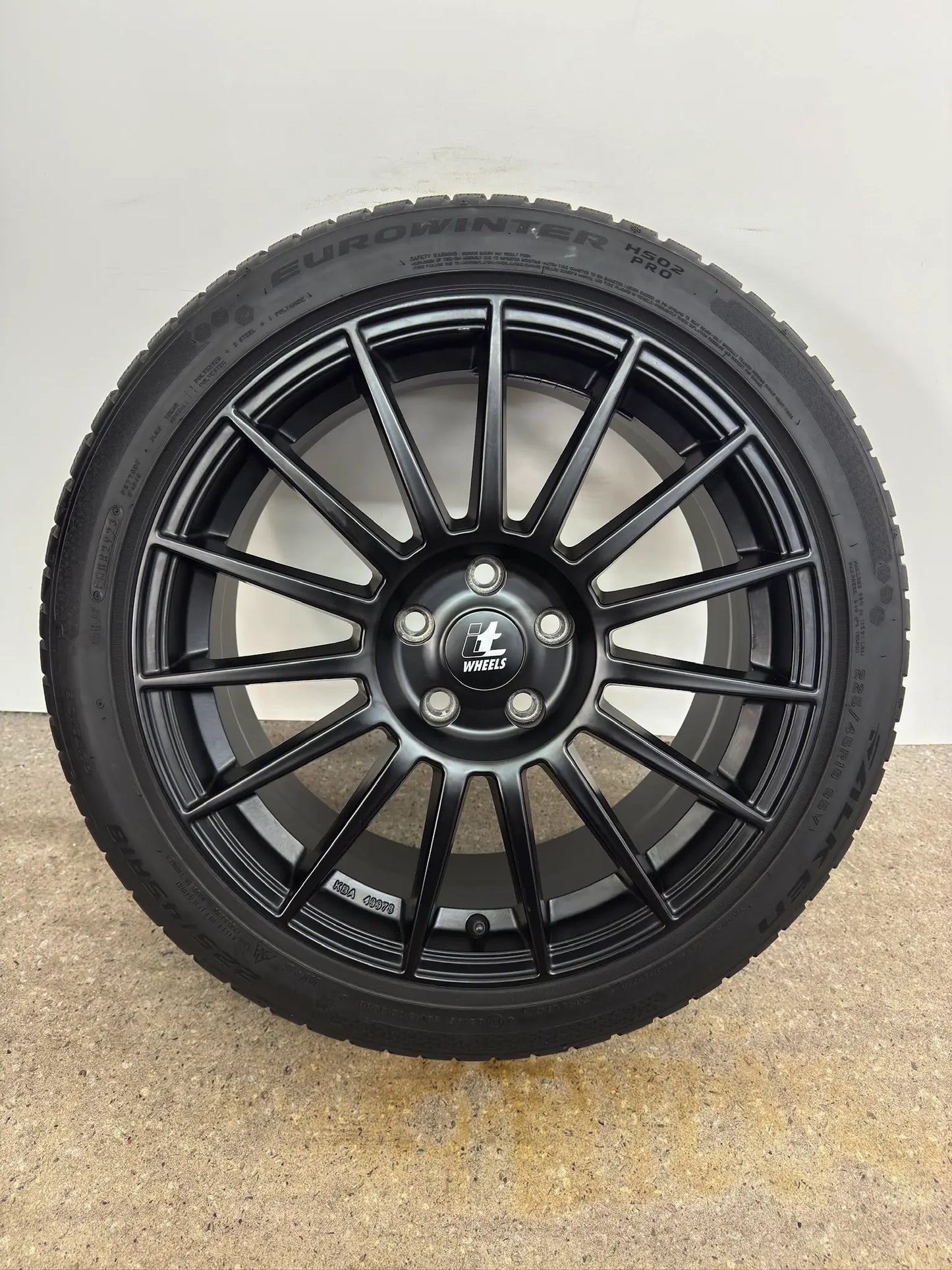 DOT23 VW T-Roc A1 R Skoda Octavia IV 4 NX Yeti 5L MG 4 Electric Audi TT 8J 18 Zoll Winterräder Winterreifen Felgen Alufelgen Schwarz 225/45 R18 95V KBA49978 Winterradsatz
