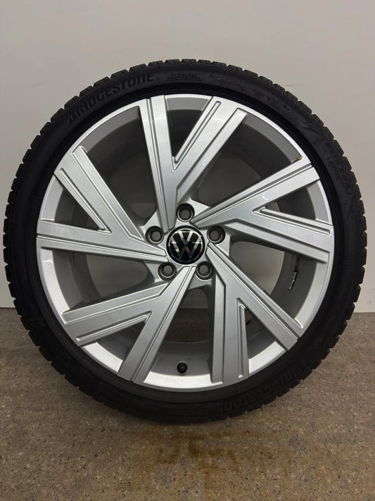 DOT24 Original VW Golf VIII 8 CD 18 Zoll Bergamo Winterräder Winterreifen Felgen 5H0601025M 5H0601025AE 5H0601025AB Alufelgen 225/40 R18 92V R-Line Silber 5x112 7,5x18 ET51 M+S Winterradsatz