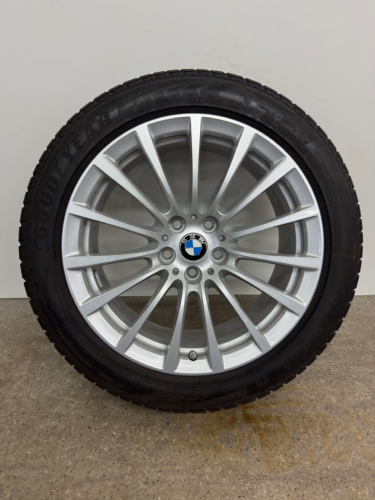 WIE NEU DOT24/23 Original BMW 5er G30 G31 Styling 619 18 Zoll Winterräder Winterreifen Felgen 6861224 Alufelgen 245/45 R18 100V Silber Vielspeiche 8x18 ET30 IS30 Limousine Touring Winterradsatz MwSt.