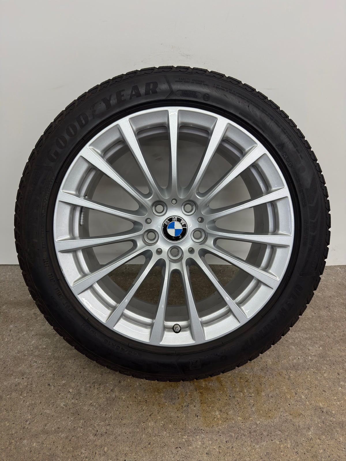 WIE NEU DOT24/23 Original BMW 5er G30 G31 Styling 619 18 Zoll Winterräder Winterreifen Felgen 6861224 Alufelgen 245/45 R18 100V Silber Vielspeiche 8x18 ET30 IS30 Limousine Touring Winterradsatz MwSt.
