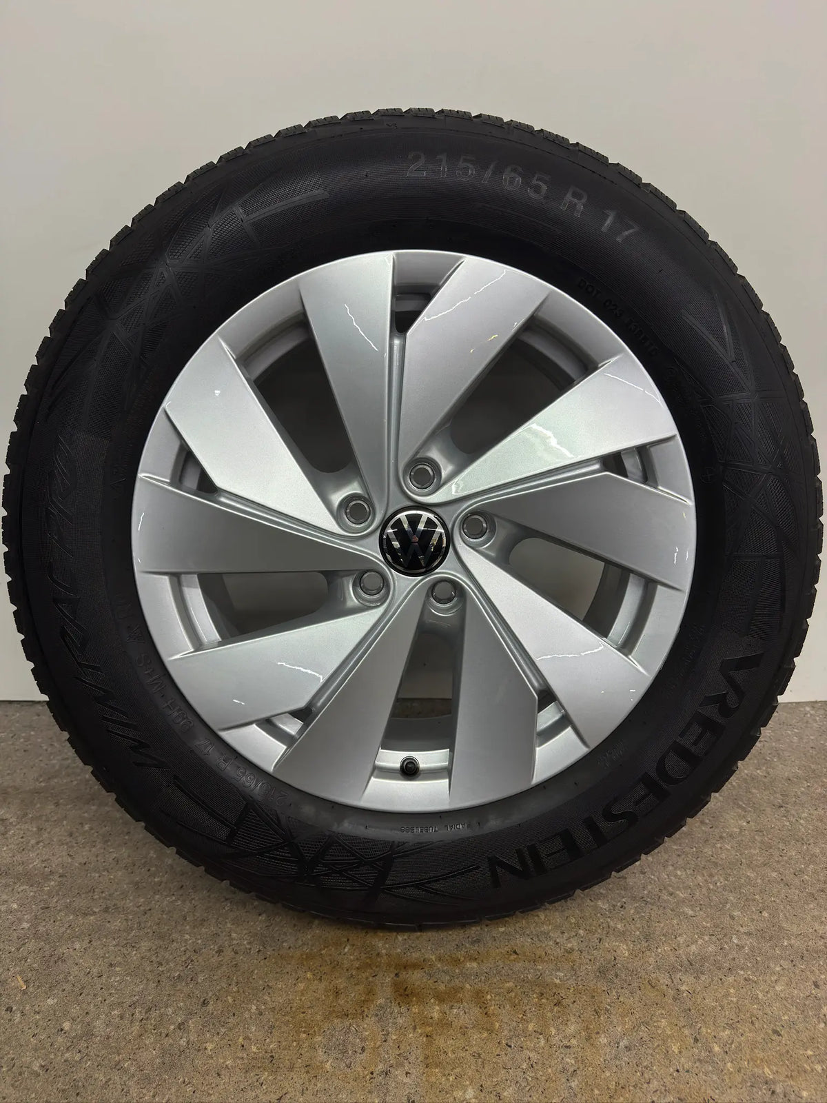 DOT25 Original VW Tiguan II 2 III 3 CTI Tayron R4 17 Zoll Bari Winterräder Winterreifen Felgen 571601025 Alufelgen 215/65 R17 99H M+S Allspace AD1 5NA Winterradsatz SUV MwSt.
