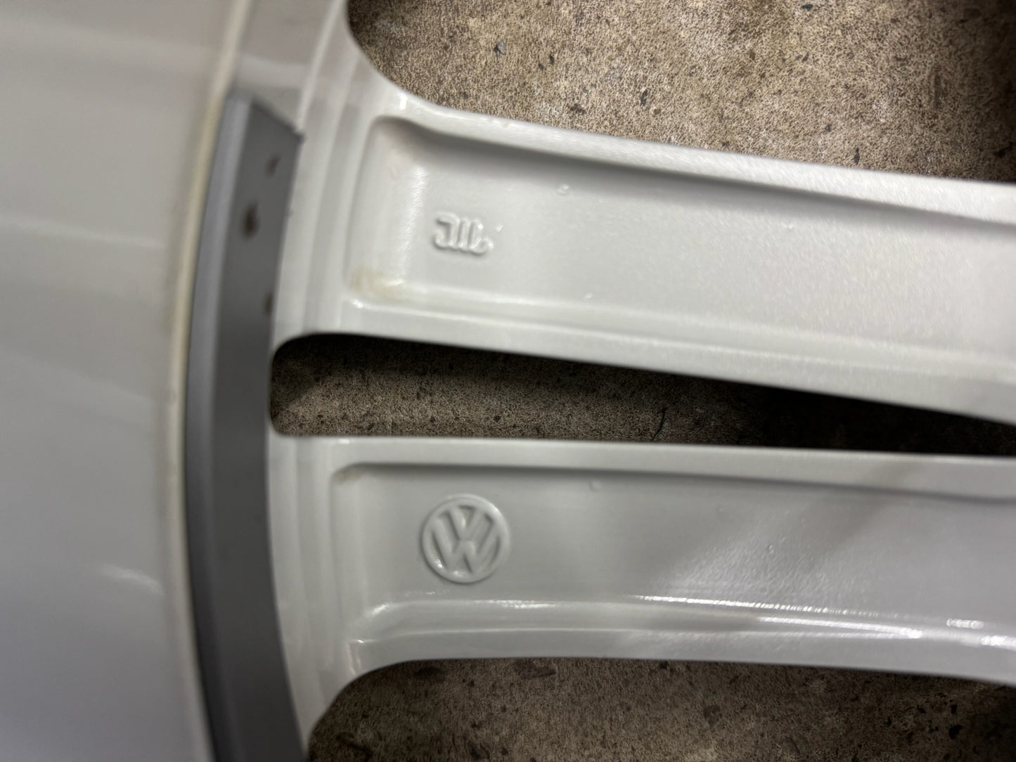 DOT4922 Original VW Tiguan II 2 Sebring 18 Zoll Winterräder Winterreifen Felgen 5NA601025M 5NA601025AQ Alufelgen 235/55 R18 104H M+S R-Line Silber Allspace AD1 5NA RDKS Winterradsatz