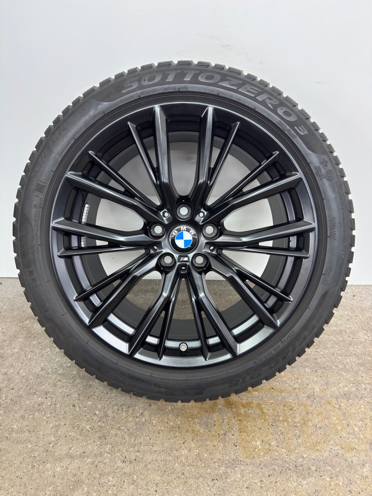 GUTER ZUSTAND Original BMW 2er G42 3er G20 G21 4er G22 G23 18 Zoll M 796M Winterräder Winterreifen Felgen 6885305 6885306 Alufelgen Schwarz 225/45 R18 95V 255/40 R18 99V RunFlat RFT RSC * MwSt.