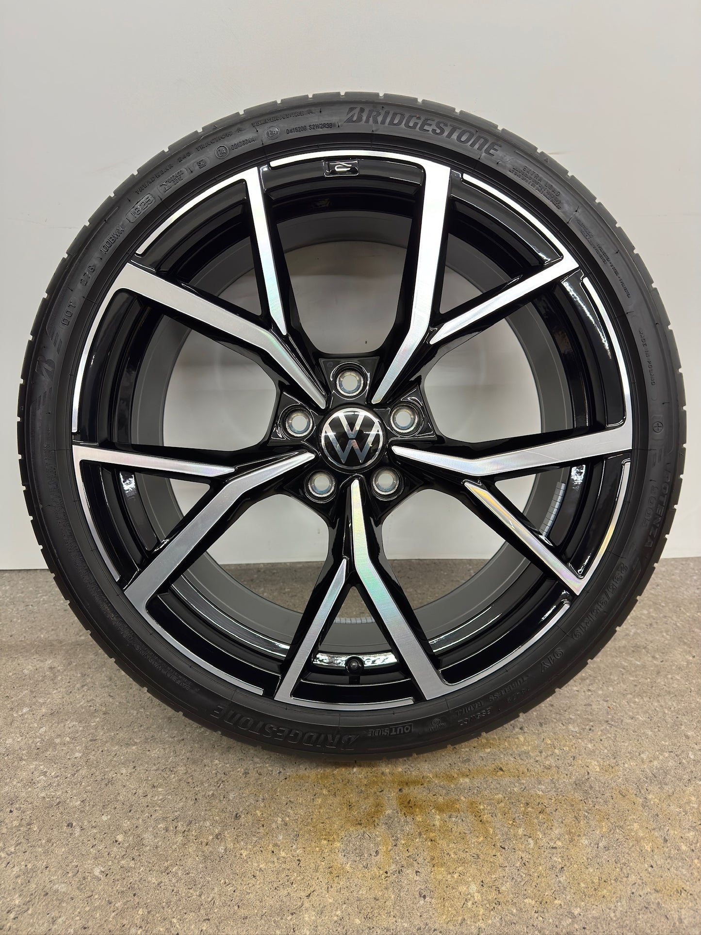 NEU DOT25 Original VW Golf VIII 8 5H CD 19 Zoll Estoril Sommerräder Sommerreifen Felgen 5H0601025AM 5H0601025AD Alufelgen 235/35 R19 91Y GTI GTD R R-Line Edition 8x19 ET50 5x112 Sommerradsatz