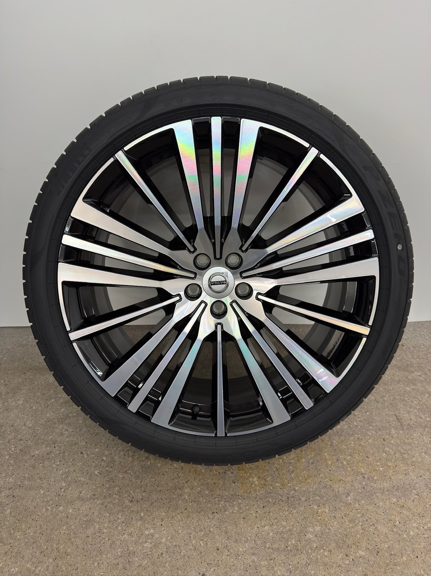 NEU DOT25 Original Volvo XC90 2 II 22 Zoll Sommerräder Sommerreifen Felgen 32207757 Alufelgen 20 Spoke Diamont Cut Sport Plus Ultra 275/35 R22 104W 9x22 ET38,5 Schwarz Bicolor Sommerradsatz SUV MwSt.
