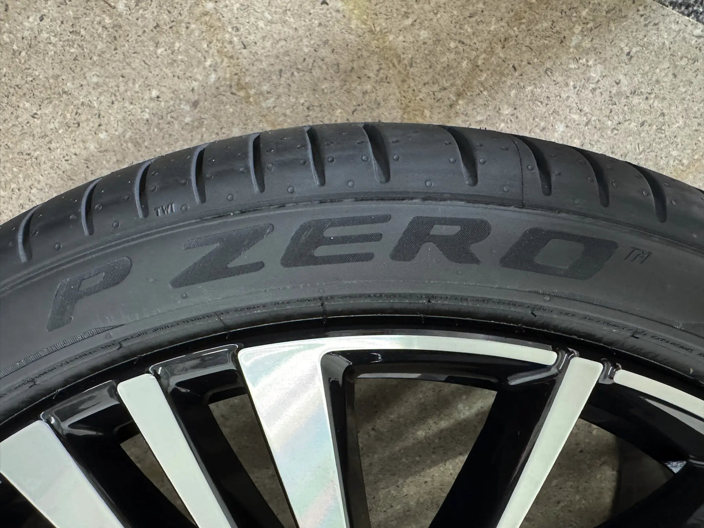 NEU DOT26 Original Volvo XC90 2 II 22 Zoll Sommerräder Sommerreifen Felgen 32207757 Alufelgen 20 Spoke Diamont Cut Sport Plus Ultra 275/35 R22 104W 9x22 ET38,5 Schwarz Bicolor Sommerradsatz SUV MwSt.