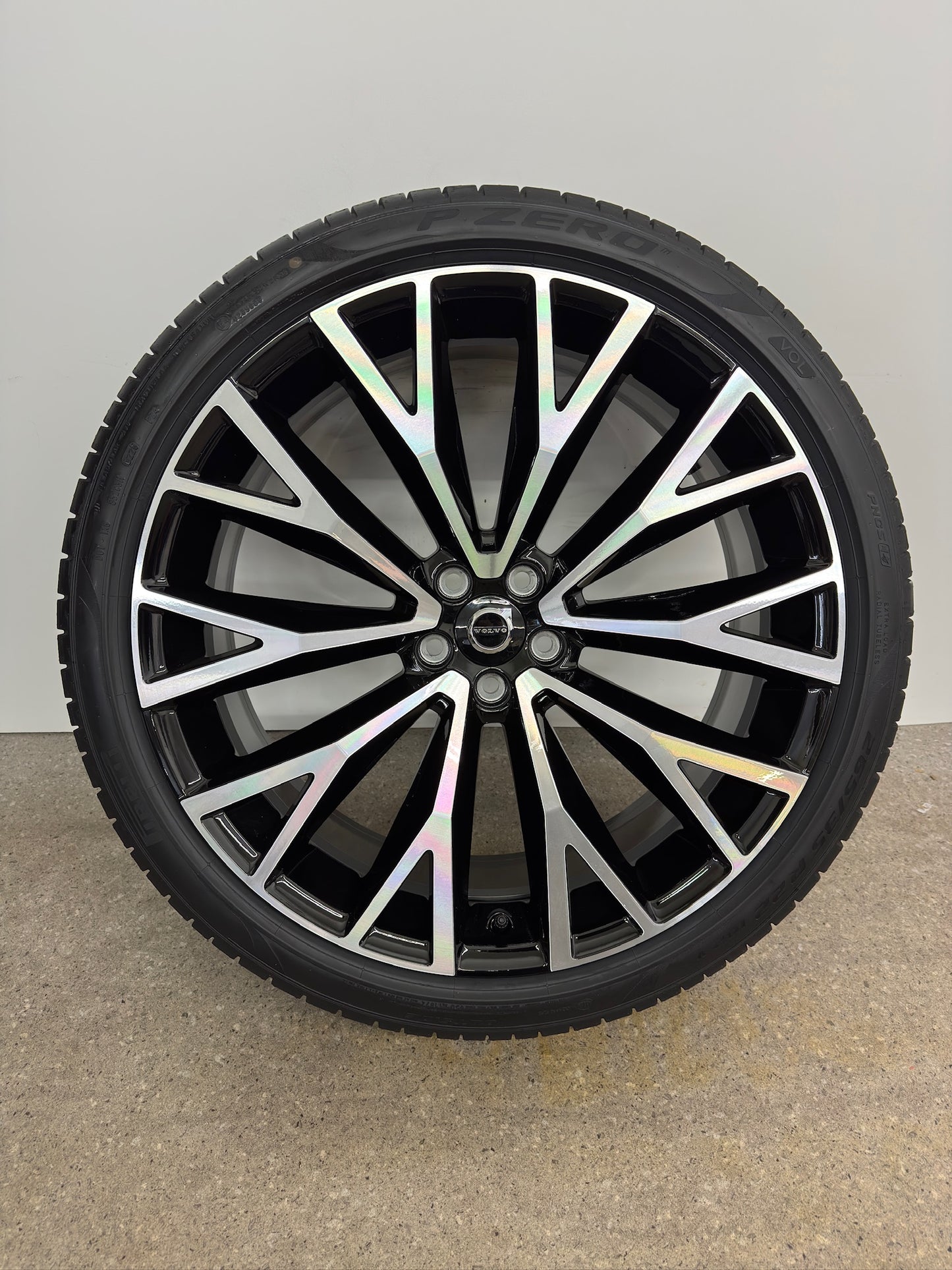 NEU DOT26 Original Volvo XC60 2 II 22 Zoll Sommerräder Sommerreifen Felgen 31454682 Alufelgen 10 Spoke Diamont Cut Sport Plus Ultra 265/35 R22 102V 9x22 ET43 Schwarz Bicolor Sommerradsatz SUV MwSt.