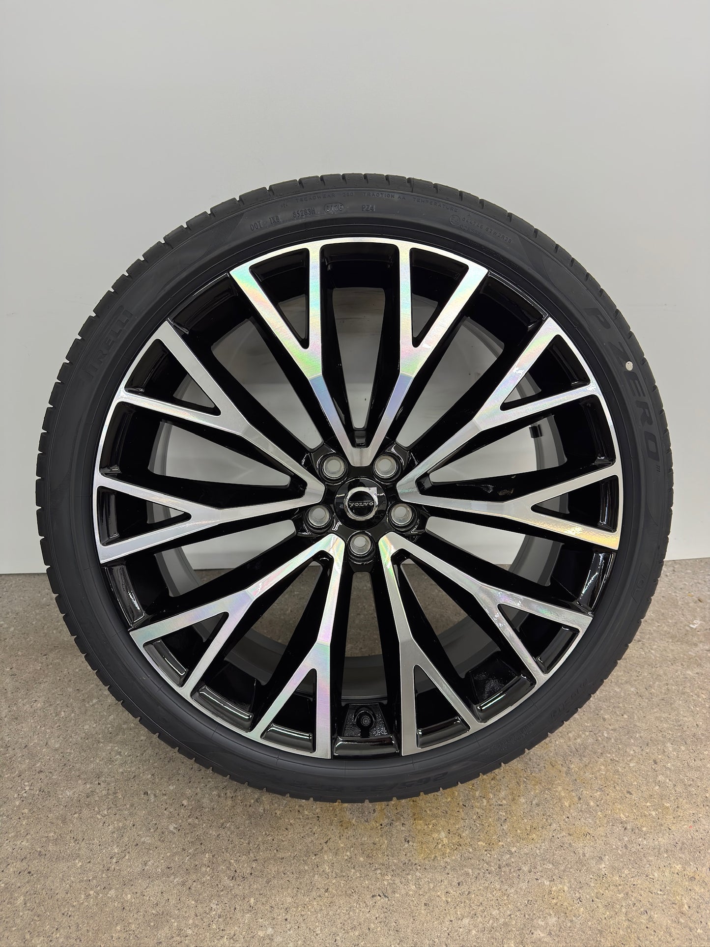 NEU DOT26 Original Volvo XC60 2 II 22 Zoll Sommerräder Sommerreifen Felgen 31454682 Alufelgen 10 Spoke Diamont Cut Sport Plus Ultra 265/35 R22 102V 9x22 ET43 Schwarz Bicolor Sommerradsatz SUV MwSt.