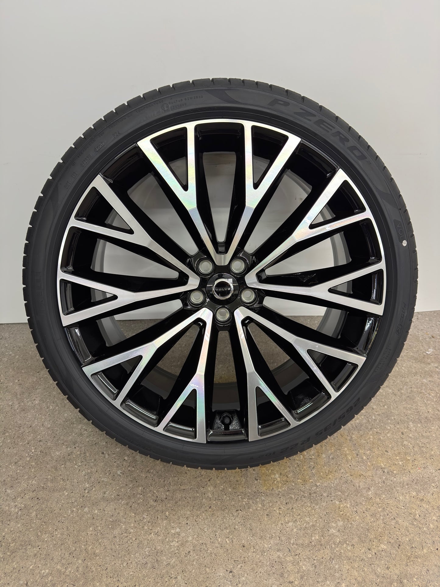 NEU DOT26 Original Volvo XC60 2 II 22 Zoll Sommerräder Sommerreifen Felgen 31454682 Alufelgen 10 Spoke Diamont Cut Sport Plus Ultra 265/35 R22 102V 9x22 ET43 Schwarz Bicolor Sommerradsatz SUV MwSt.