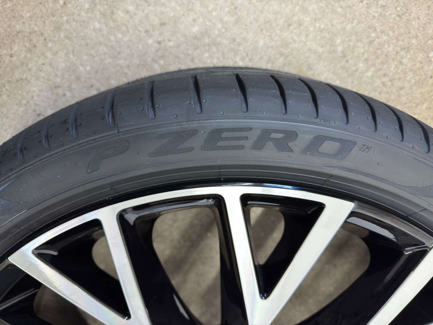 NEU DOT26 Original Volvo XC60 2 II 22 Zoll Sommerräder Sommerreifen Felgen 31454682 Alufelgen 10 Spoke Diamont Cut Sport Plus Ultra 265/35 R22 102V 9x22 ET43 Schwarz Bicolor Sommerradsatz SUV MwSt.