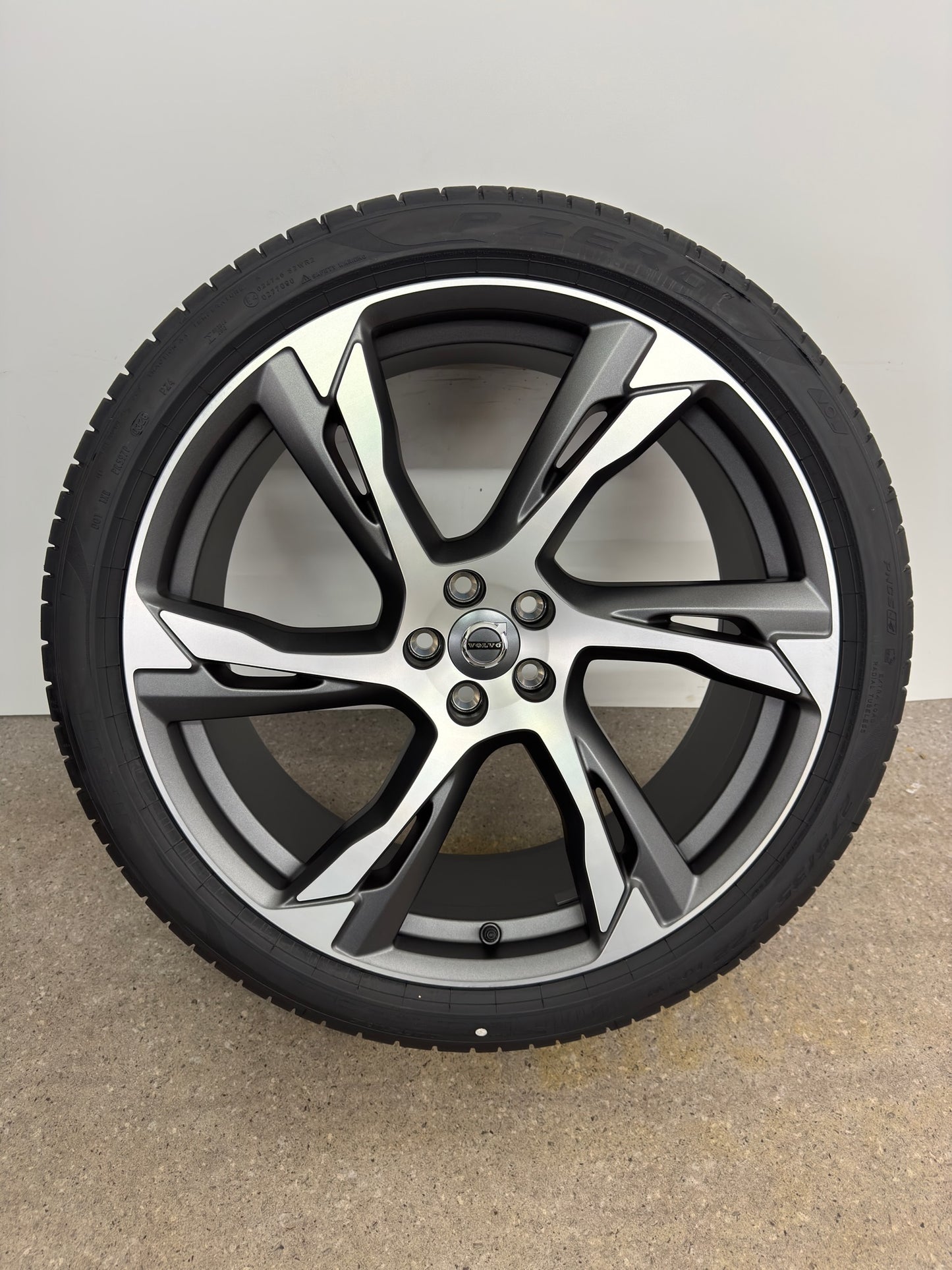 NEU DOT26 Original Volvo XC90 2 II 22 Zoll Sommerräder Sommerreifen Felgen 31454204 31650460 Alufelgen 6 Double Spoke Sport Plus Ultra 275/35 R22 104W 9x22 ET38,5 Anthrazit Sommerradsatz SUV MwSt.