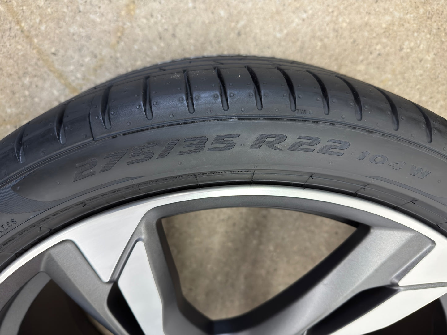 NEU DOT26 Original Volvo XC90 2 II 22 Zoll Sommerräder Sommerreifen Felgen 31454204 31650460 Alufelgen 6 Double Spoke Sport Plus Ultra 275/35 R22 104W 9x22 ET38,5 Anthrazit Sommerradsatz SUV MwSt.