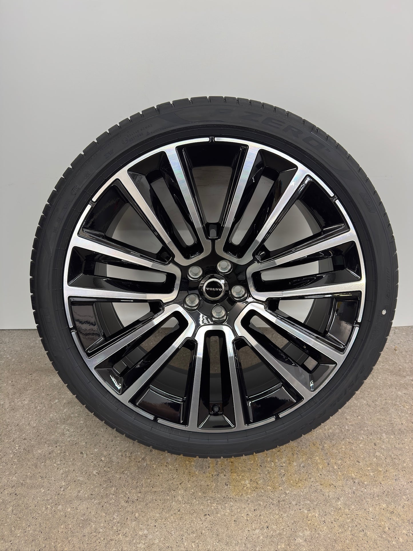 NEU DOT26 Original Volvo XC90 2 II 22 Zoll Sommerräder Sommerreifen Felgen 32294604 Alufelgen 7 Double Spoke Sport Plus Ultra 275/35 R22 104W 9x22 ET38,5 Schwarz Bicolor Sommerradsatz SUV MwSt.