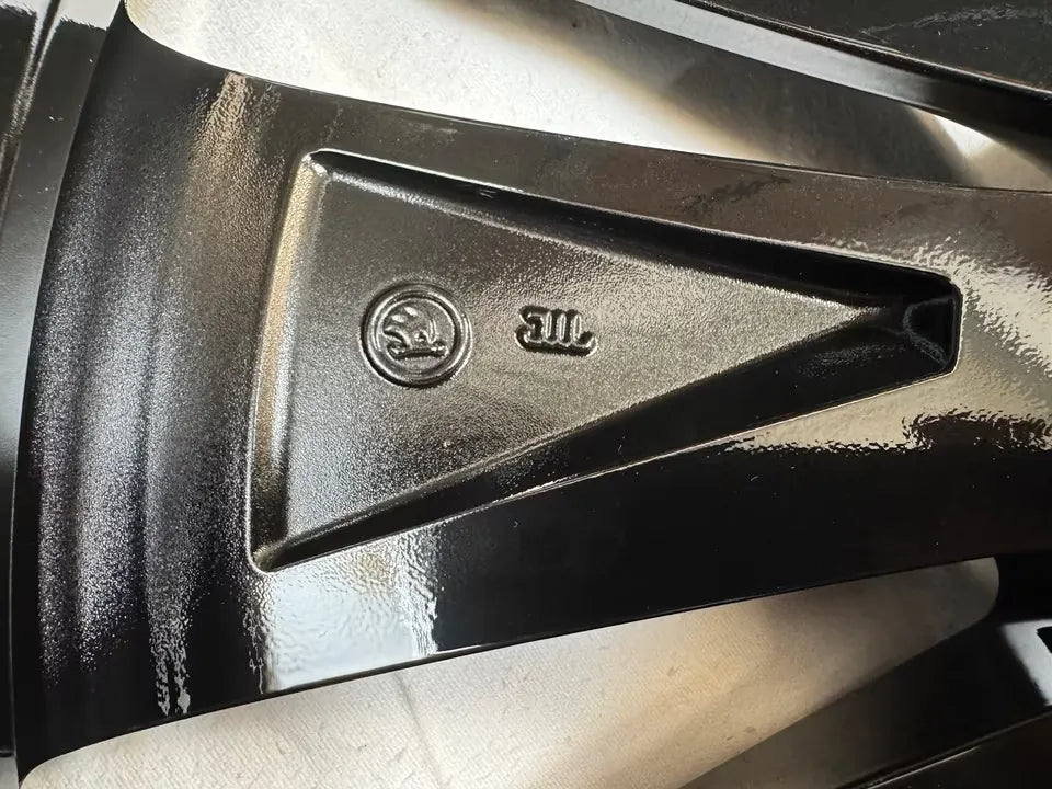 NEU* Original Skoda Enyaq iV Elroq Coupé 21 Zoll Betria Felgen Alufelgen 5LA601025P 5LA601025L 5LA601025BM 5LA601025BL Schwarz 8x20 ET45 9x20 ET42 Selection Sportline RS 80 85 85x Felgensatz SUV MwSt.
