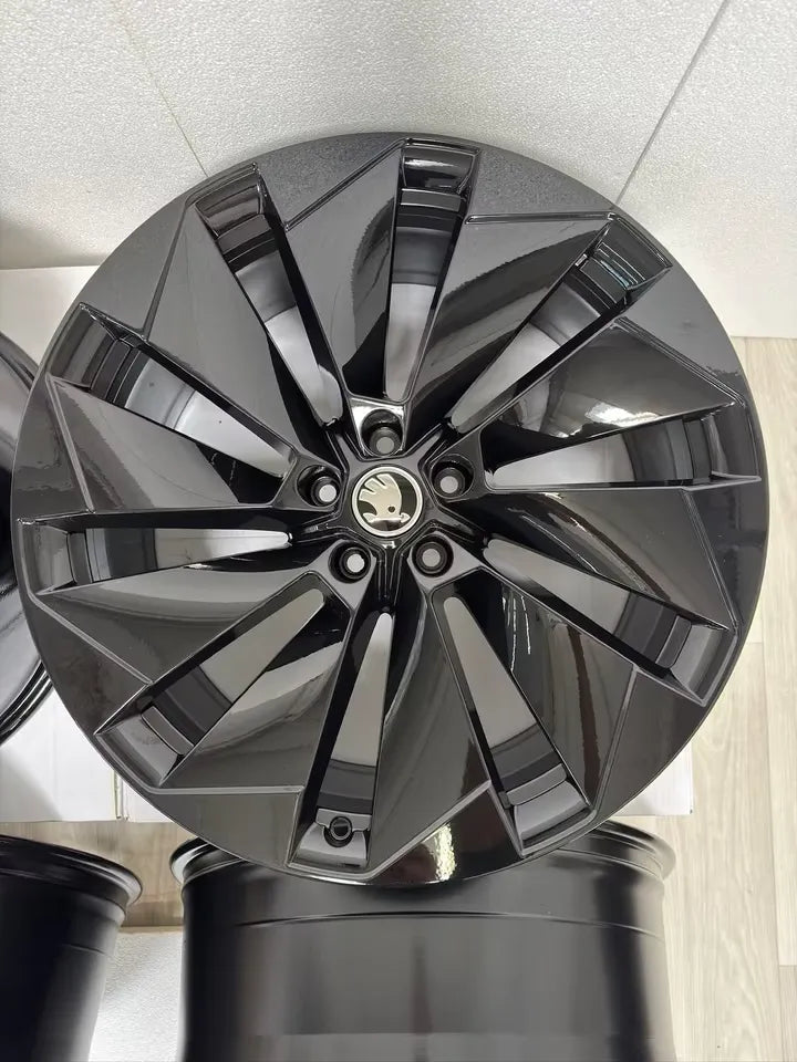 NEU* Original Skoda Enyaq iV Elroq Coupé 21 Zoll Betria Felgen Alufelgen 5LA601025P 5LA601025L 5LA601025BM 5LA601025BL Schwarz 8x20 ET45 9x20 ET42 Selection Sportline RS 80 85 85x Felgensatz SUV MwSt.