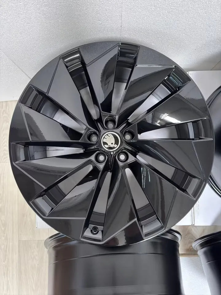 NEU* Original Skoda Enyaq iV Elroq Coupé 21 Zoll Betria Felgen Alufelgen 5LA601025P 5LA601025L 5LA601025BM 5LA601025BL Schwarz 8x20 ET45 9x20 ET42 Selection Sportline RS 80 85 85x Felgensatz SUV MwSt.