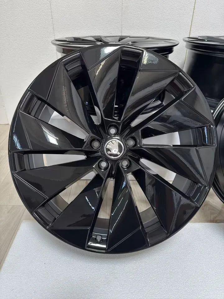 NEU* Original Skoda Enyaq iV Elroq Coupé 21 Zoll Betria Felgen Alufelgen 5LA601025P 5LA601025L 5LA601025BM 5LA601025BL Schwarz 8x20 ET45 9x20 ET42 Selection Sportline RS 80 85 85x Felgensatz SUV MwSt.