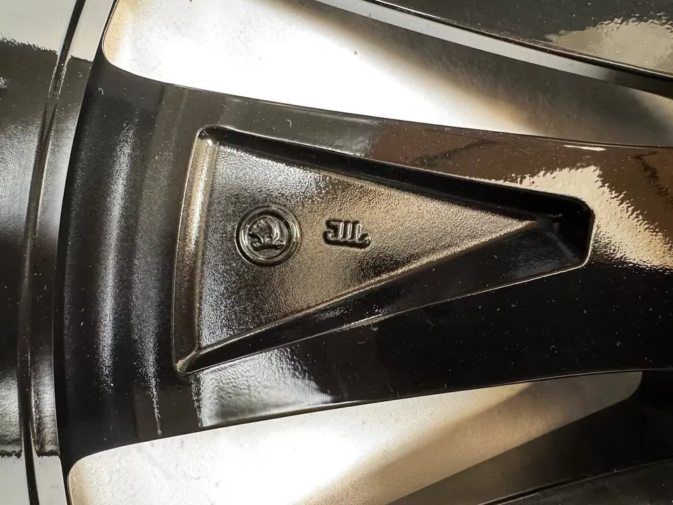NEU* Original Skoda Enyaq iV Elroq Coupé 21 Zoll Betria Felgen Alufelgen 5LA601025P 5LA601025L 5LA601025BM 5LA601025BL Schwarz 8x20 ET45 9x20 ET42 Selection Sportline RS 80 85 85x Felgensatz SUV MwSt.
