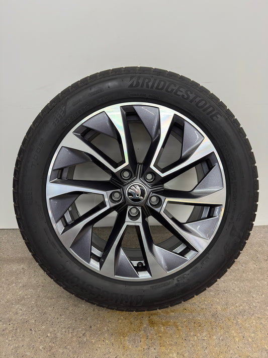 NEU Original Skoda Karoq NU 17 Zoll Aronia Sommerräder Sommerreifen Felgen 57A601025AB 571601025AR Alufelgen 215/55 R17 94V 7x17 ET45 5x112