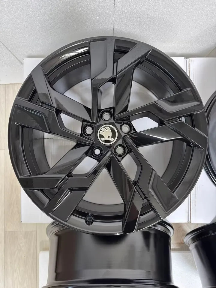 NEU* Original Skoda Karoq NU 19 Zoll Sagitarius 57A601025AE 57A601025AF Felgen Alufelgen 4x4 Sport Black Edition Schwarz Hochglanz 5x112 8x19 ET45 Felgensatz