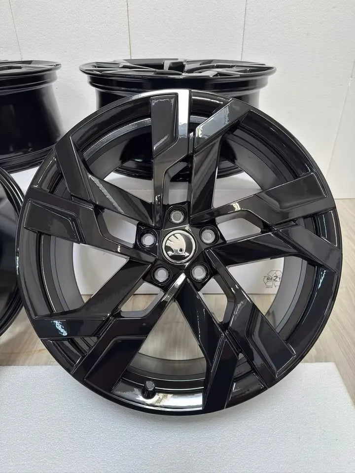 NEU* Original Skoda Karoq NU 19 Zoll Sagitarius 57A601025AE 57A601025AF Felgen Alufelgen 4x4 Sport Black Edition Schwarz Hochglanz 5x112 8x19 ET45 Felgensatz