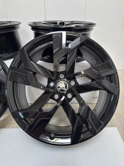NEU* Original Skoda Karoq NU 19 Zoll Sagitarius 57A601025AE 57A601025AF Felgen Alufelgen 4x4 Sport Black Edition Schwarz Hochglanz 5x112 8x19 ET45 Felgensatz