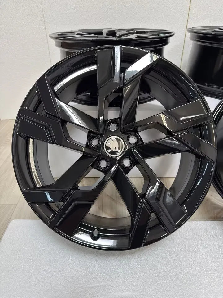 NEU* Original Skoda Karoq NU 19 Zoll Sagitarius 57A601025AE 57A601025AF Felgen Alufelgen 4x4 Sport Black Edition Schwarz Hochglanz 5x112 8x19 ET45 Felgensatz