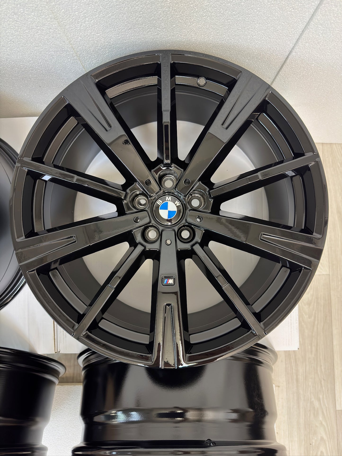 NEU* Original BMW 5er i5 G60 G61 G60E 20 Zoll M 938M Felgen Alufelgen 5A324E6 5A324E7 Black Edition Schwarz Hochglanz Sport M-Line 8,5x20 ET28 10x20 ET46 5x112 Limousine Touring Felgensatz MwSt.