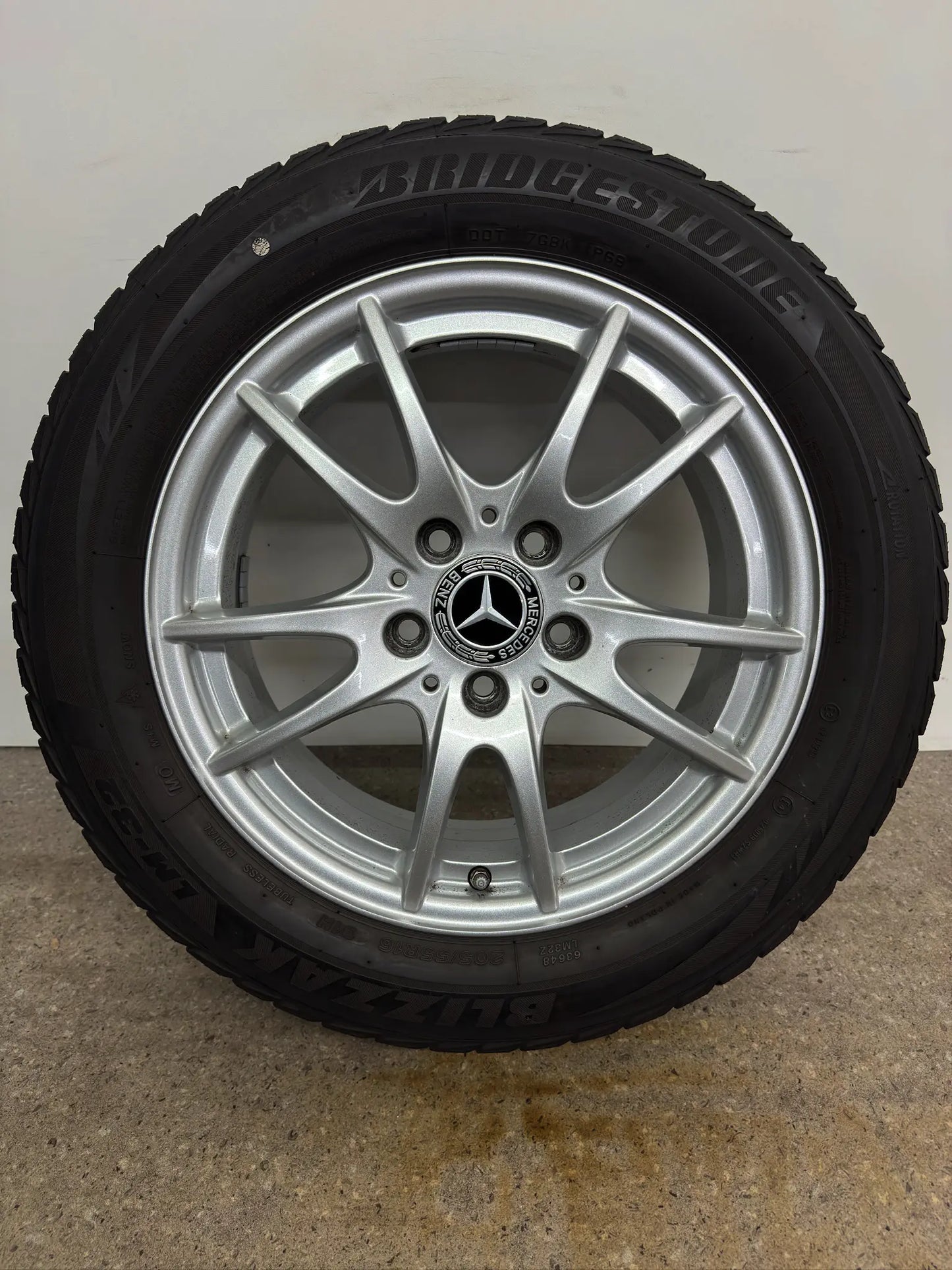 Original Mercedes A-Klasse W 176 B-Klasse W 242 W 246 CLA C 117 16 Zoll Winterräder Winterreifen Felgen A2464011302 Alufelgen 205/55 R16 91H MO M+S Silber 6,5x16 ET49 Winterradsatz