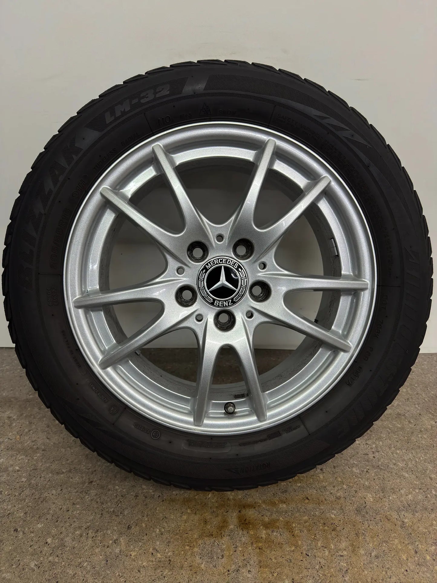 Original Mercedes A-Klasse W 176 B-Klasse W 242 W 246 CLA C 117 16 Zoll Winterräder Winterreifen Felgen A2464011302 Alufelgen 205/55 R16 91H MO M+S Silber 6,5x16 ET49 Winterradsatz