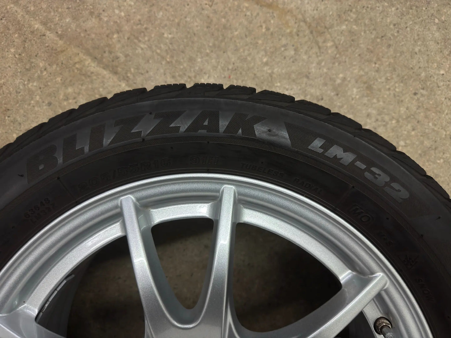 Original Mercedes A-Klasse W 176 B-Klasse W 242 W 246 CLA C 117 16 Zoll Winterräder Winterreifen Felgen A2464011302 Alufelgen 205/55 R16 91H MO M+S Silber 6,5x16 ET49 Winterradsatz