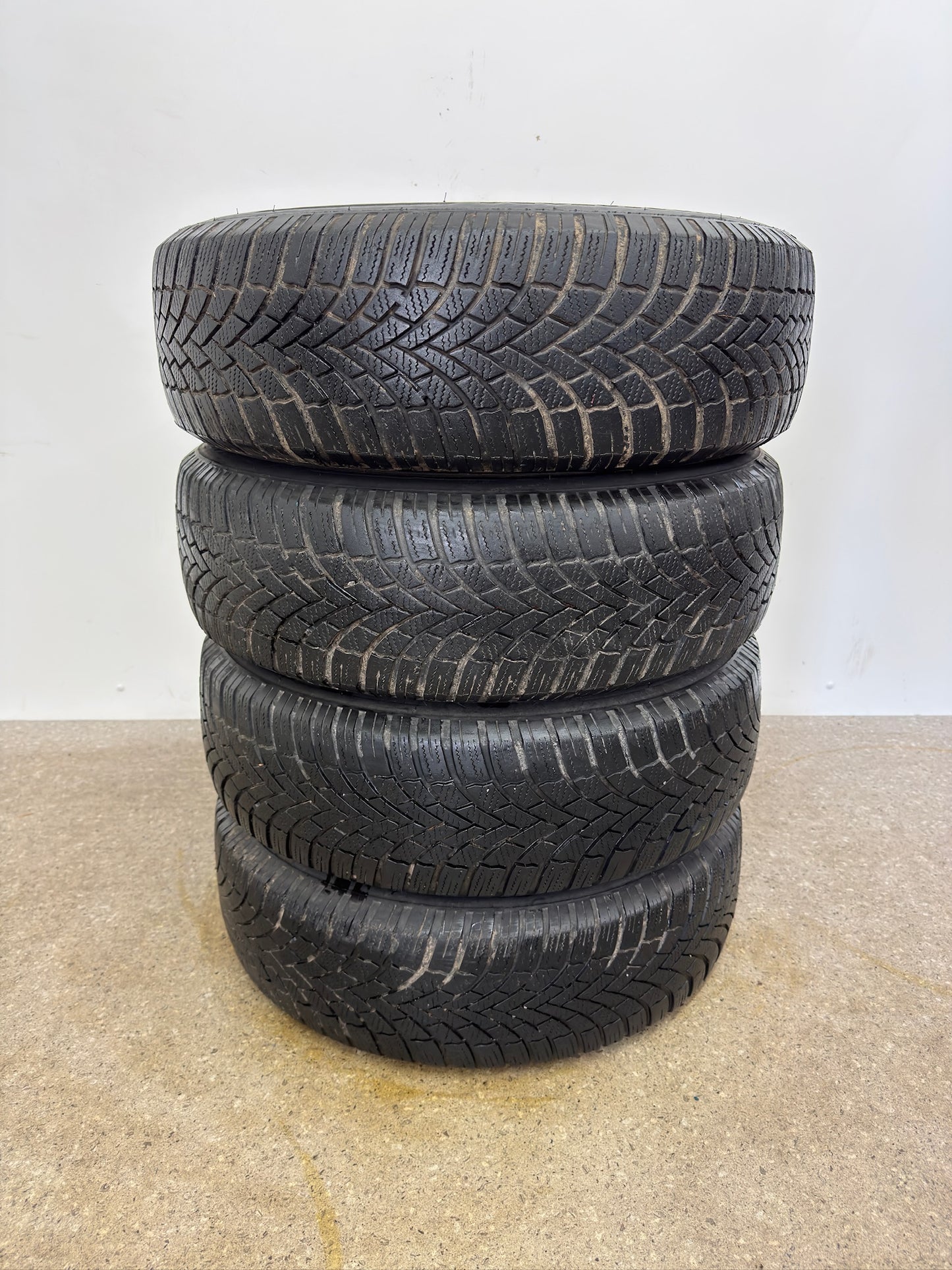 Original Skoda Fabia IV 4 PJ 15 Zoll Hadar Winterräder Winterreifen Felgen 6VA601025 Alufelgen Schwarz 185/65 R15 92T M+S Bridgestone Limousine Winterradsatz MwSt.