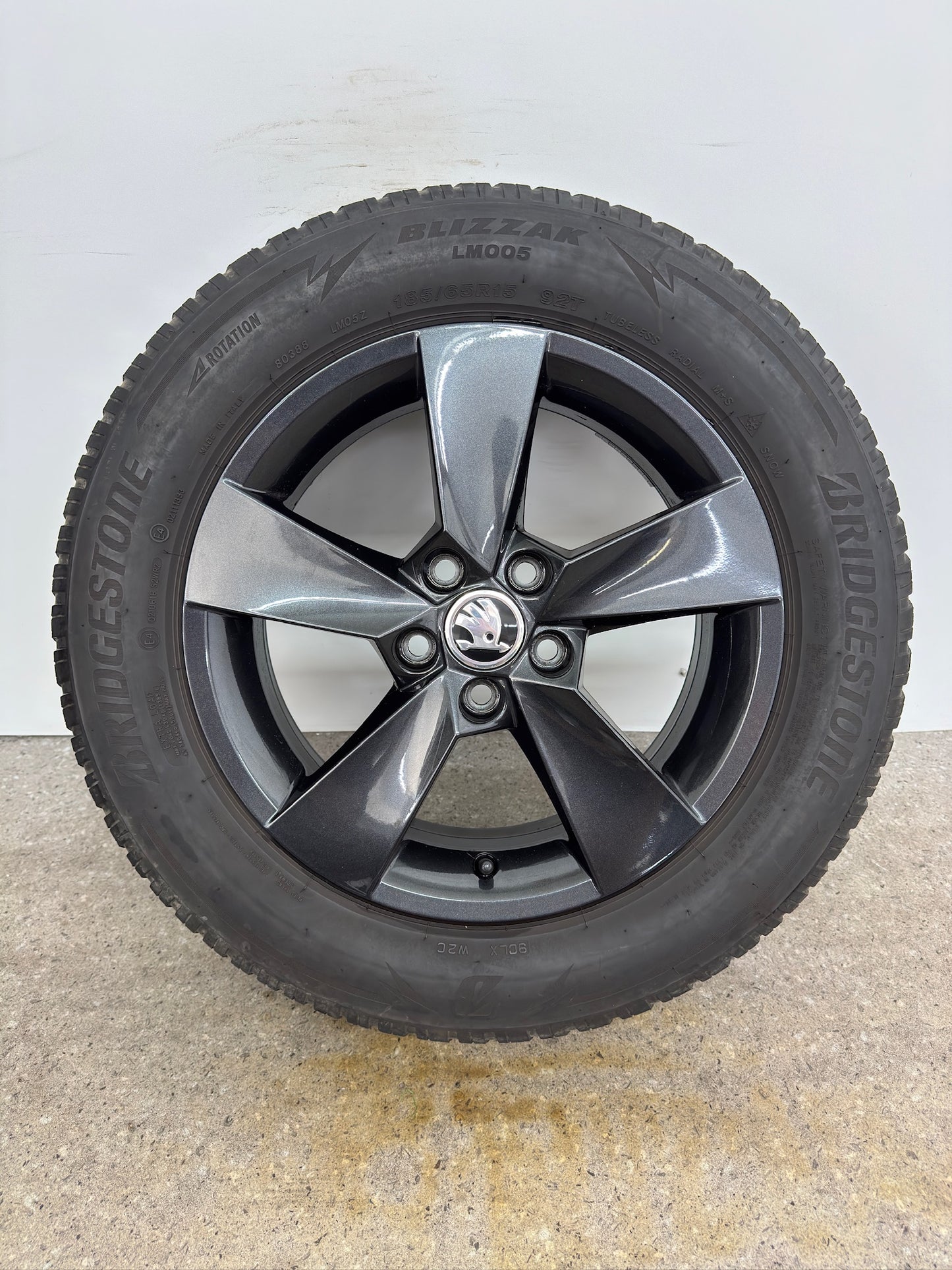 Original Skoda Fabia IV 4 PJ 15 Zoll Hadar Winterräder Winterreifen Felgen 6VA601025 Alufelgen Schwarz 185/65 R15 92T M+S Bridgestone Limousine Winterradsatz MwSt.
