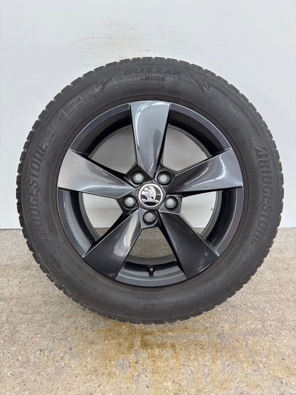 Original Skoda Fabia IV 4 PJ 15 Zoll Hadar Winterräder Winterreifen Felgen 6VA601025 Alufelgen Schwarz 185/65 R15 92T M+S Bridgestone Limousine Winterradsatz MwSt.
