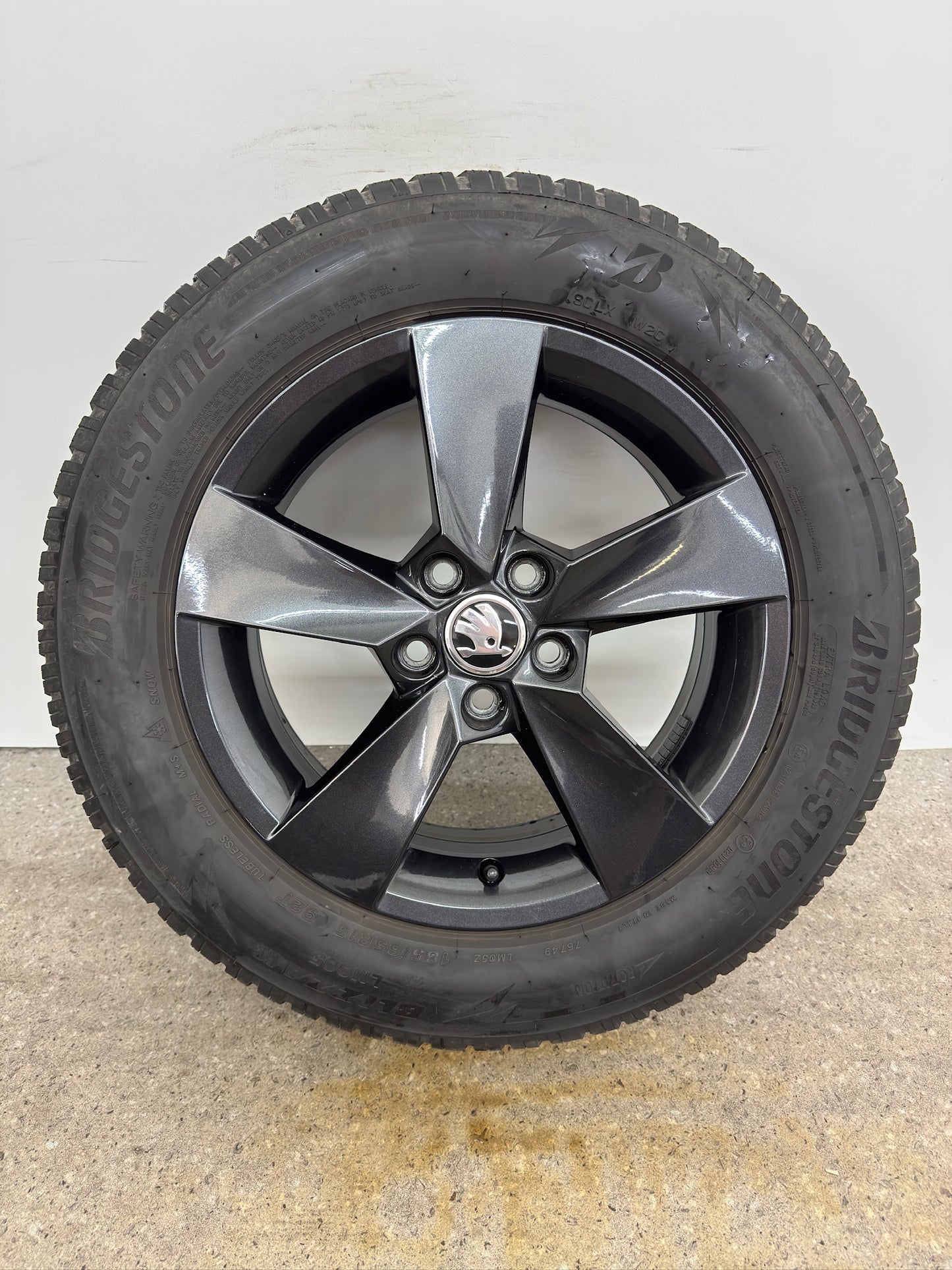 Original Skoda Fabia IV 4 PJ 15 Zoll Hadar Winterräder Winterreifen Felgen 6VA601025 Alufelgen Schwarz 185/65 R15 92T M+S Bridgestone Limousine Winterradsatz MwSt.