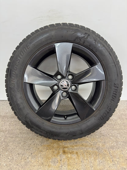 Original Skoda Fabia IV 4 PJ 15 Zoll Hadar Winterräder Winterreifen Felgen 6VA601025 Alufelgen Schwarz 185/65 R15 92T M+S Bridgestone Limousine Winterradsatz MwSt.