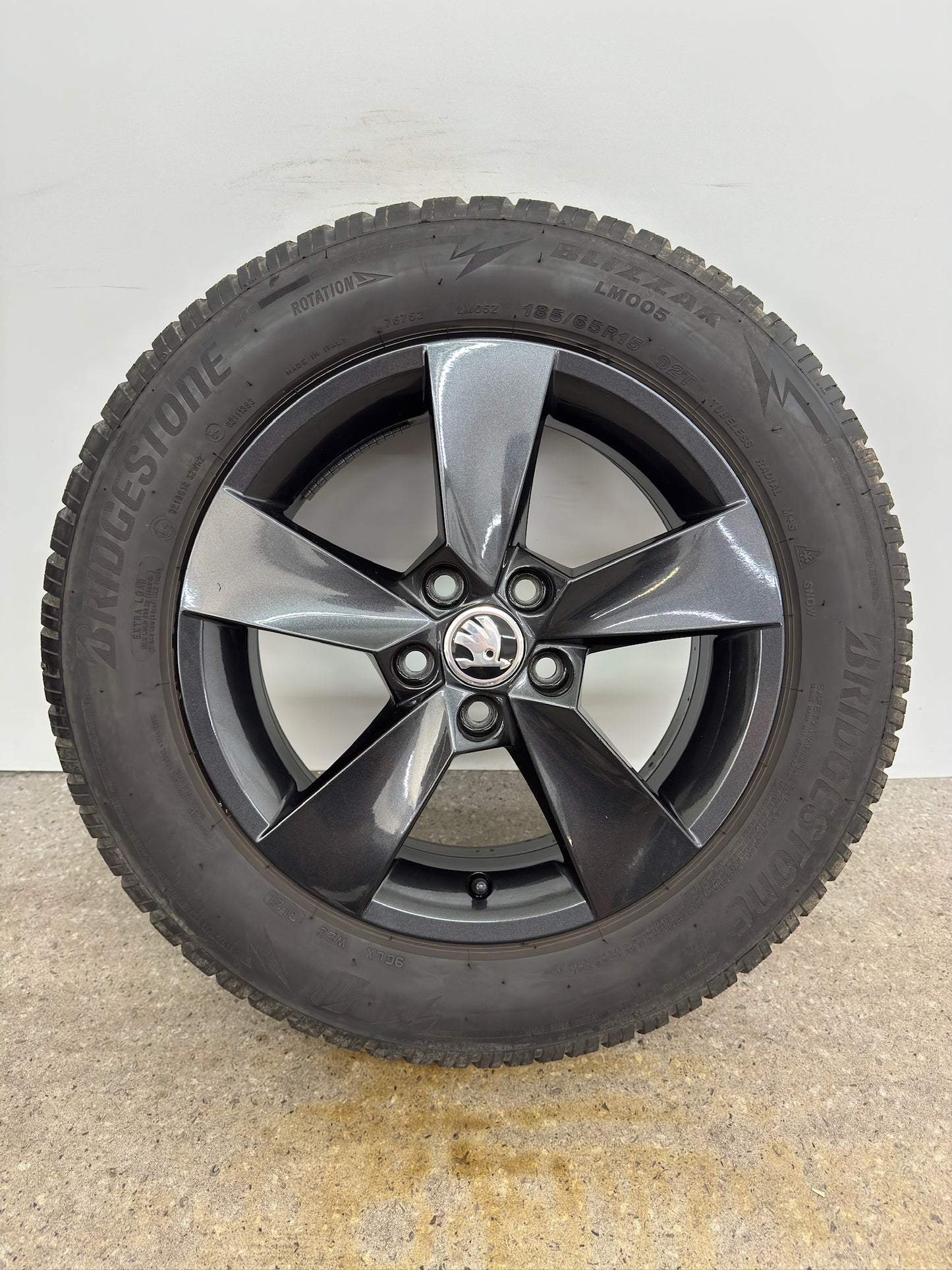Original Skoda Fabia IV 4 PJ 15 Zoll Hadar Winterräder Winterreifen Felgen 6VA601025 Alufelgen Schwarz 185/65 R15 92T M+S Bridgestone Limousine Winterradsatz MwSt.