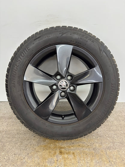 Original Skoda Fabia IV 4 PJ 15 Zoll Hadar Winterräder Winterreifen Felgen 6VA601025 Alufelgen Schwarz 185/65 R15 92T M+S Bridgestone Limousine Winterradsatz MwSt.