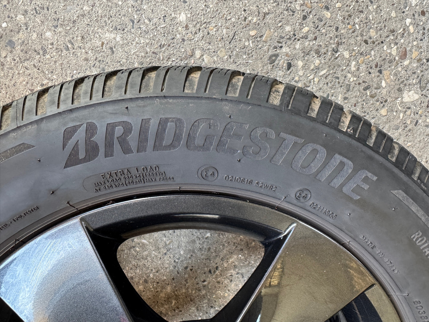 Original Skoda Fabia IV 4 PJ 15 Zoll Hadar Winterräder Winterreifen Felgen 6VA601025 Alufelgen Schwarz 185/65 R15 92T M+S Bridgestone Limousine Winterradsatz MwSt.