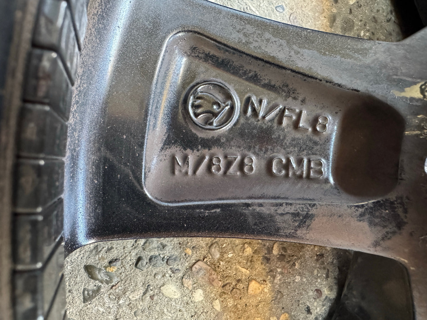 Original Skoda Fabia IV 4 PJ 15 Zoll Hadar Winterräder Winterreifen Felgen 6VA601025 Alufelgen Schwarz 185/65 R15 92T M+S Bridgestone Limousine Winterradsatz MwSt.