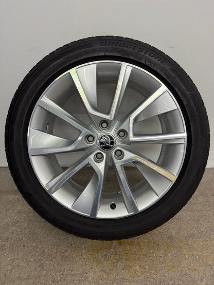 Original Skoda Karoq NU 18 Zoll Braga Felgen Alufelgen 57A601025D 57A601025L 7Jx18H2 ET45 Silber Felgensatz Style Simply Clever