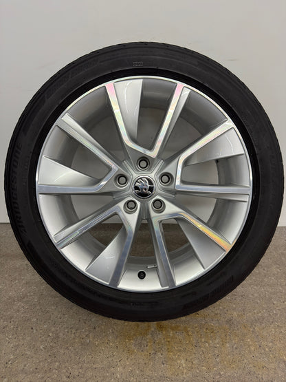 Original Skoda Karoq NU 18 Zoll Braga Felgen Alufelgen 57A601025D 57A601025L 7Jx18H2 ET45 Silber Felgensatz Style Simply Clever